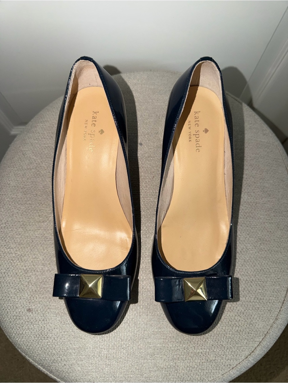 Kate Spade New York 7.5 Navy Patent Leather Bow Gold Stud Block Heel Pumps
